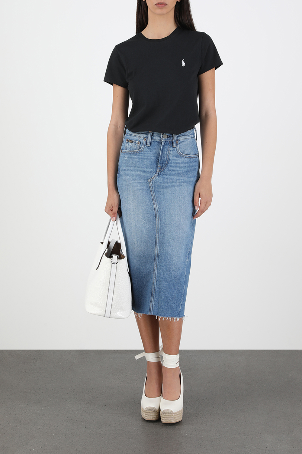 חולצת טי סלים שחורה עם לוגו רקום